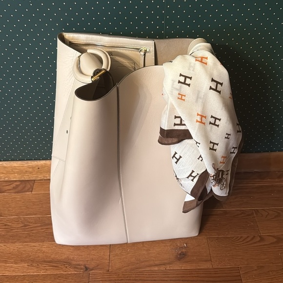 Banana Republic large cream bucket Bag/ tote - Picture 12 of 13